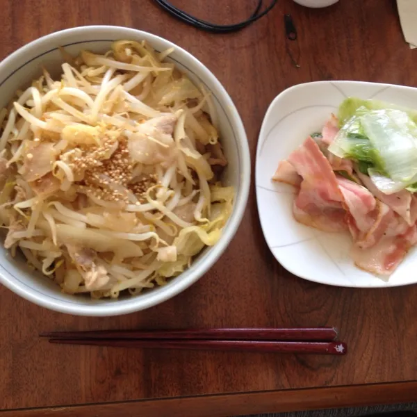 久しぶりに昼ごはん作ったあ(^-^)/
豚味噌炒め丼とお母さん直伝白菜ベーコン♫|ひとみンさん