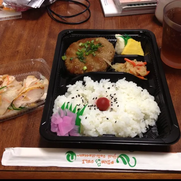 今日は家族が出掛けてるから1人でお弁当♫
なんかでも少なくて足りない。。。|ひとみンさん