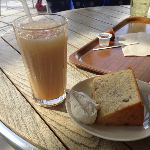 今日の料理教室で友達になった子とお茶してきたあ♡
アイスミルクティーとバナナシフォンケーキ！|ひとみンさん