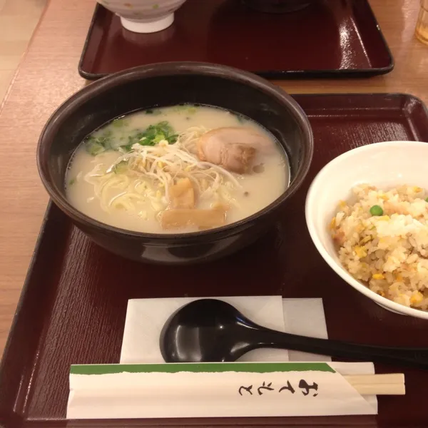 載せるの忘れてたあ(>_<)
昨日のランチ♫
麺定食！
時間なくて大変やったあ。。。|ひとみンさん