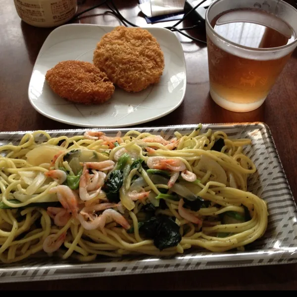 昨日の残りのコロッケとヒレカツとバターしょうゆ焼きそば♫|ひとみンさん