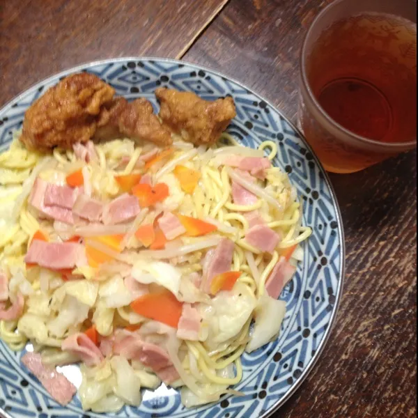 昼ごはん♫
自分流塩焼きそば唐揚げつきとルイボスティー！|ひとみンさん