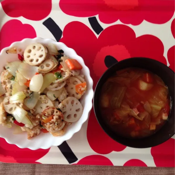 蓮根炒飯いただきます。蓮根は、肉や魚を入れない代わりに容量増しdeす。隠し味に、大量の鷹の爪。蓮根との相性もgood  o(^_^)o|旦那さん