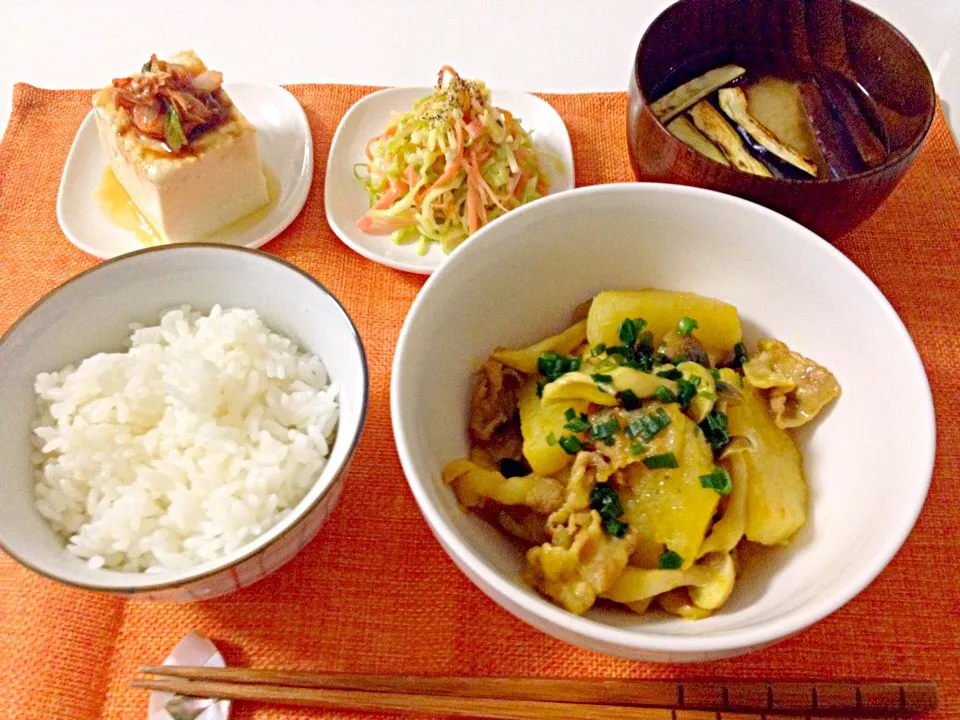 Snapdishの料理写真:長いもと豚バラ肉のカレー醤油煮・冷奴(キムチ)・焼き茄子のお味噌汁・コールスロー|Accaさん