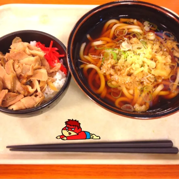 Snapdishの料理写真:仕事帰りのかけうどんミニ豚丼セット。さすがに6時前は暗いな。|オリオンさん