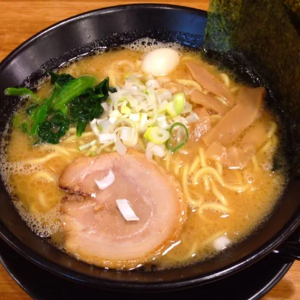 深夜のラーメン！醤油豚骨ラーメン＆もつ煮セット|オリオンさん