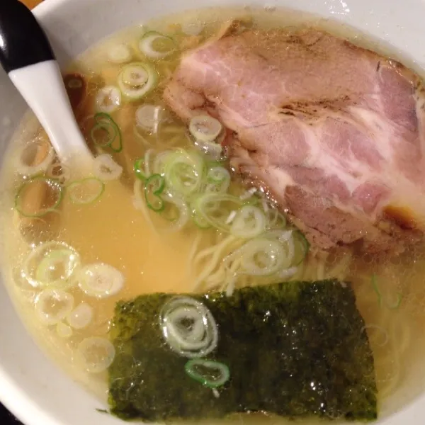 Snapdishの料理写真:塩ラーメンうまい‼︎今まで食べた中で一番かも…。2枚目は鶏タタキ丼。|オリオンさん