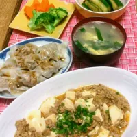 Snapdishの料理写真:☆麻婆豆腐
☆茹でワンタン
☆にら卵スープ
☆温野菜
☆きゅうりの胡麻油和え|まりーんさん