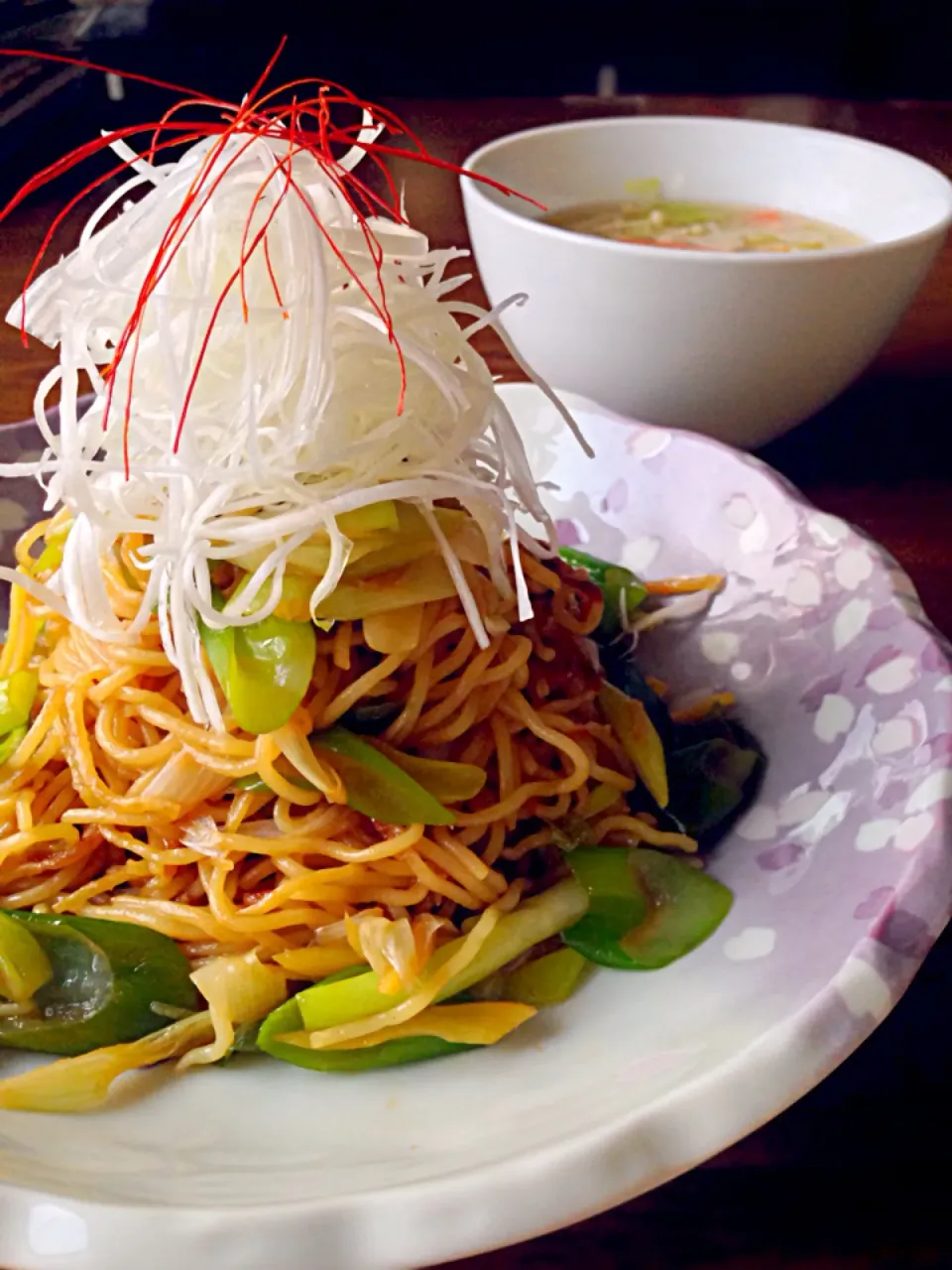 ⭐️ペコちゃんさんのネギとショウガだけの焼きそば ⭐️野菜たっぷりスープ|よっちぃさん