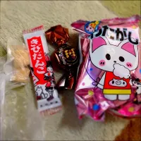 Snapdishの料理写真:駄菓子(༓∀༓)♡
駄菓子が大好きでお母さんに買ってきてもらいました★1番左の袋に入ったきな粉棒が1番好き♡|ゆますさん