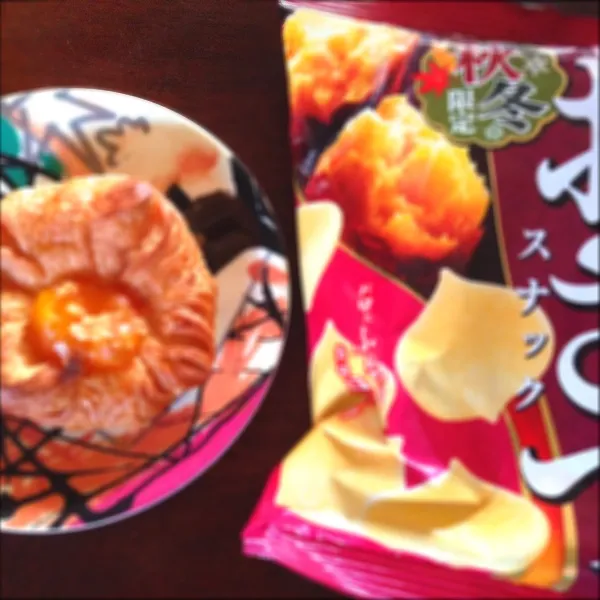 今日のおやつ♡左側はわかりにくいけどかぼちゃです☻右側はおさつスナック♡両方、美味しすぎる！|ゆますさん