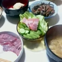 Snapdishの料理写真:夜ごはん♡
サラダ、イサキの山かけ、すいとん♡
一匹のイサキを、捌いて、刺身に(≧∇≦)/
お魚久々に捌いたわ( ´艸｀)
ご飯にかけて食べたかったのに、ご飯無し…|さっちんさん