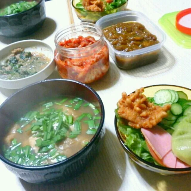 夜ご飯♡
小豆カボチャ、お雑煮、サラダ追加♡
おもち焼き焼きで、今年初のお雑煮食べたわ( ´艸｀)
３食、こんな家庭料理何年ぶりかしら？やっぱり田舎はいいなぁ(*˘︶˘*).｡.:*♡|さっちんさん