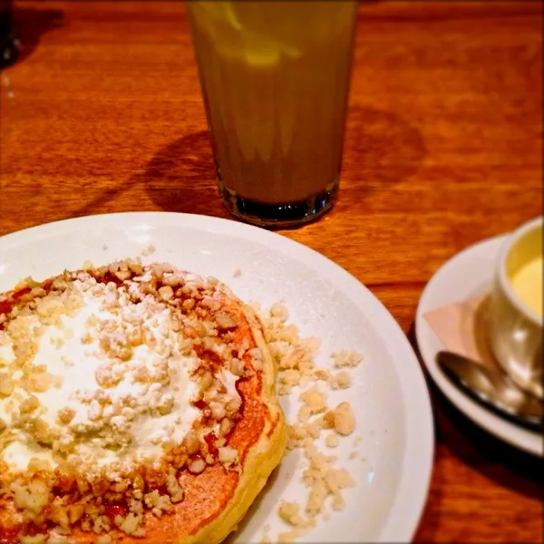 生クリームとバニラクリームとマカダミアナッツのパンケーキ  …なんだけどバニラがあまり得意じゃないので「少なめで」と言ったらご好意で別添えにしてくれたm(__)m
フワフワのタイプではなかったです|engouさん