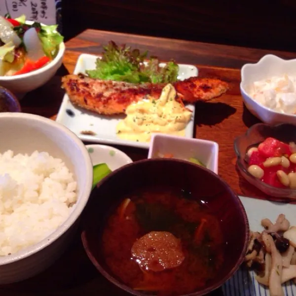 ランチ ♡ あんまりうつってないけど（ ｉ _ ｉ ）鮭の香草焼きがおいしかった ♡|bouさん