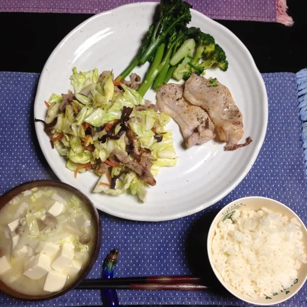 晩ご飯は、塩麹を使った野菜炒め。自家栽培のブロッコリーと豚ロースの塩麹焼き。白菜の味噌汁。昼ご飯は、和風ラーメン。|kyondonさん