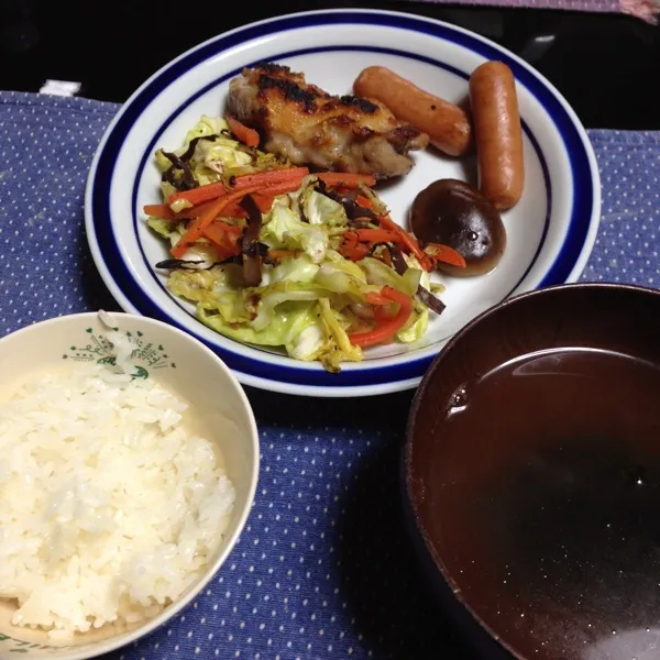 朝ご飯と弁当。鶏モモ肉の塩麹焼き、野菜炒め、ウィンナーと椎茸。ご飯には、緑茶梅ごましお。|kyondonさん