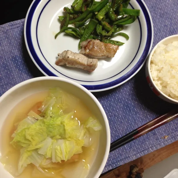 朝ご飯は、白菜とウィンナーのスープ、ピーマン炒め、豚モモ肉焼。晩ご飯は、ハンバーグとピーマンとオクラ、キンピラゴボウ、野菜スープ。|kyondonさん