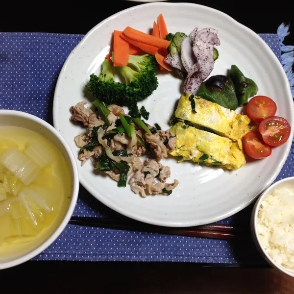 Snapdishの料理写真:朝ご飯、ニラ玉失敗作。白菜スープ、豚肉炒め、キュウリとダイコンのゆかり和え。|kyondonさん