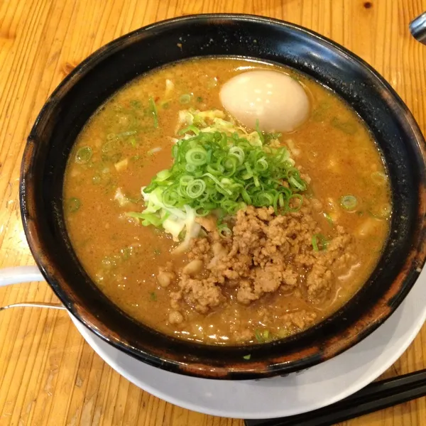 味玉味噌ラーメン、35g黒豚ギョーザは、半額！合わせて1100円。|kyondonさん