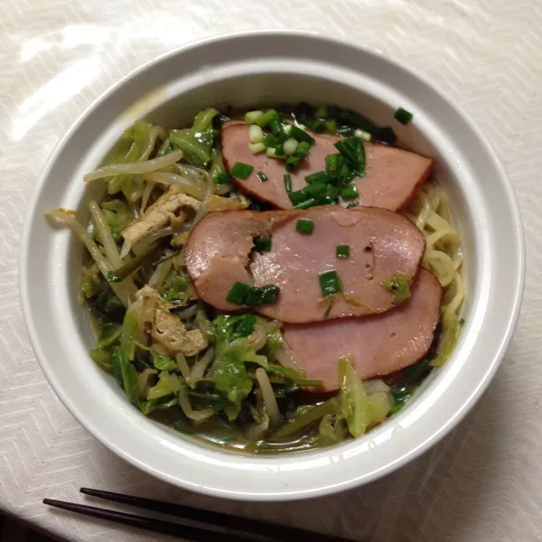 雨ですね。
晩ご飯は、味噌ラーメン。|kyondonさん