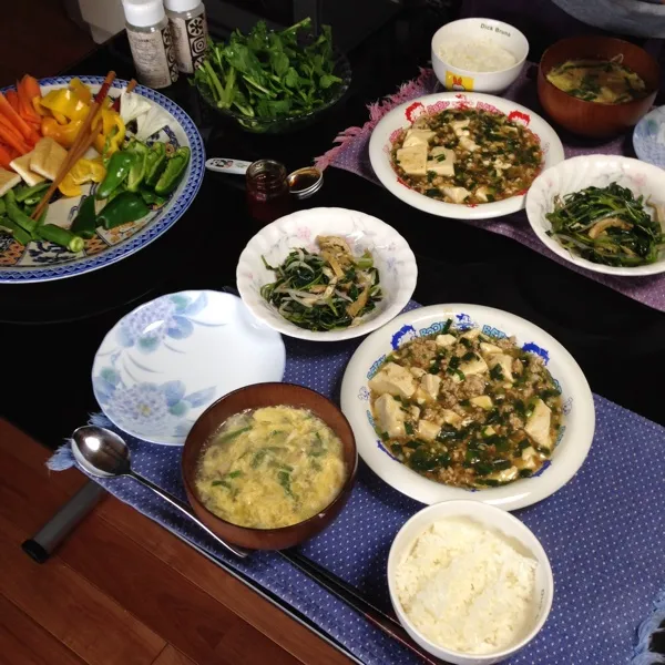 雨の日曜日、鶏ミンチの麻婆豆腐、空芯菜と薄揚げとモヤシの炒め物、タマゴスープ。牛肉、豚ヒレ肉、インゲンマメ、ピーマン、ニンジン、薄揚げ、オクラを鉄板焼きで、ルッコラは生で食べた。満腹！|kyondonさん