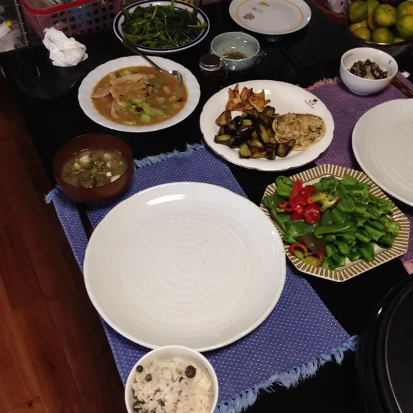 Snapdishの料理写真:朝ご飯。ヘチマと豚肉の味噌炒め、空芯菜炒め、シカクマメとピーマン、ナス、零余子ご飯。|kyondonさん