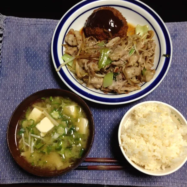 Snapdishの料理写真:台風が近づいてる！晩ご飯は、ローソンのゲンコツメンチ、豚バラとチンゲンサイの炒め物、味噌汁の具はシカクマメとオクラ。|kyondonさん