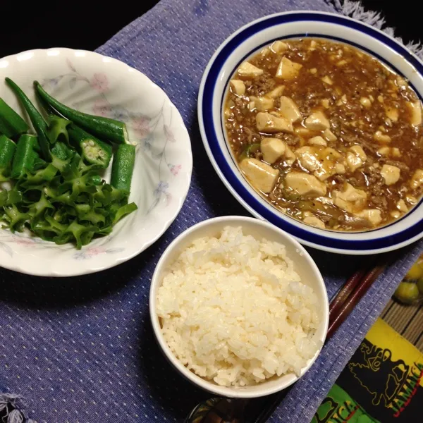 Snapdishの料理写真:朝ご飯は、麻婆豆腐とオクラとシカクマメ。昼ご飯は、朝ご飯の残りで麻婆丼。|kyondonさん