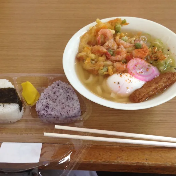 鹿屋へ出張。ちょっと早い昼ご飯。かき揚げ月見うどん530円、おにぎり180円|kyondonさん