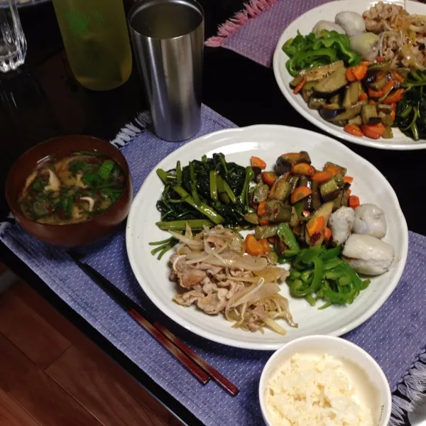 朝ご飯、サトイモ、空芯菜、ナスとニンジン、豚肉とタマネギとモヤシの炒めもの。ツルムラサキの味噌汁。|kyondonさん