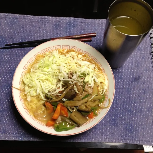 Snapdishの料理写真:晩ご飯、味噌ラーメン。朝の残りをトッピング。冷たいお茶は、新たなアイテム。半額セールで入手。|kyondonさん