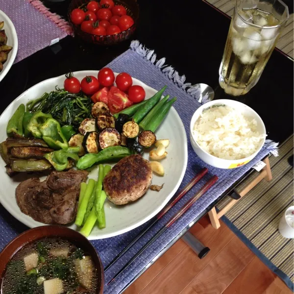 朝ご飯、マグロのホホ肉のステーキ、鹿籠豚のハンバーグ、ニンニク、空芯菜、茄子、ズッキーニ、ピーマン、アスパラガス、オクラ、トマト。ツルムラサキのスープ、オクラ。|kyondonさん