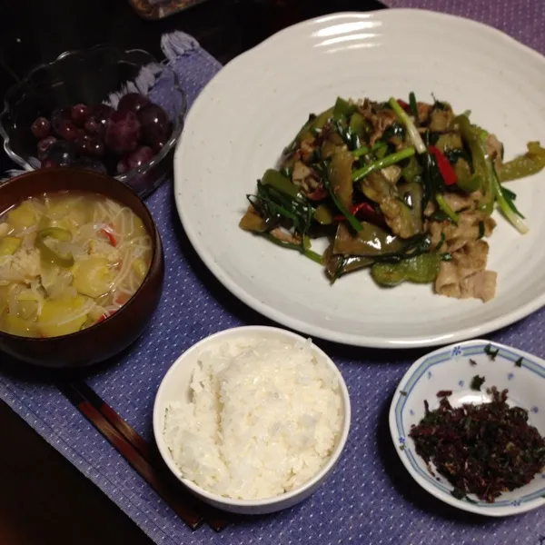 晩ご飯、茄子と豚バラとネギ、ピーマンの炒めもの。くるくま草の激辛辣油をちょっとのせて、辛いけど、癖になる美味しさ。ズッキーニとソーメンのシーフードスープ、ツルムラサキのトロロ。|kyondonさん