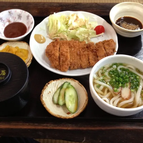 Snapdishの料理写真:昼ご飯、豚カツ定食 900円。ざるそばのつもりで入ったけど、がっつり食べたくなった。|kyondonさん