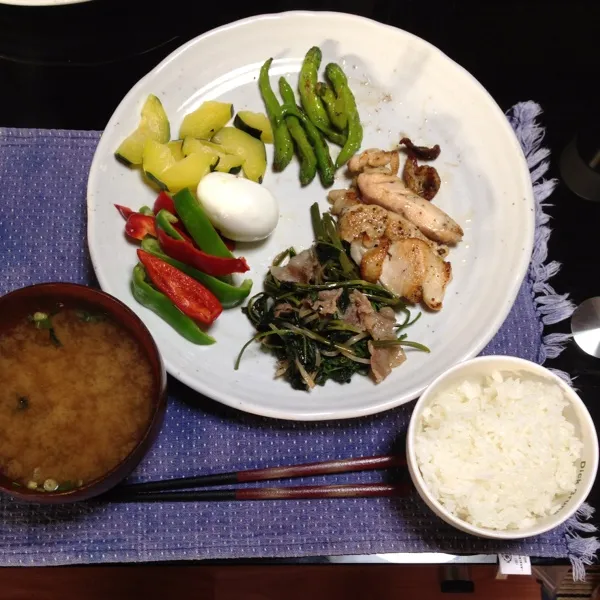 Snapdishの料理写真:朝ご飯、ゆで卵、シシトウ、ズッキーニ、空芯菜と豚バラの炒めもの、鶏胸肉の塩麹焼き。味噌汁は、即席。|kyondonさん