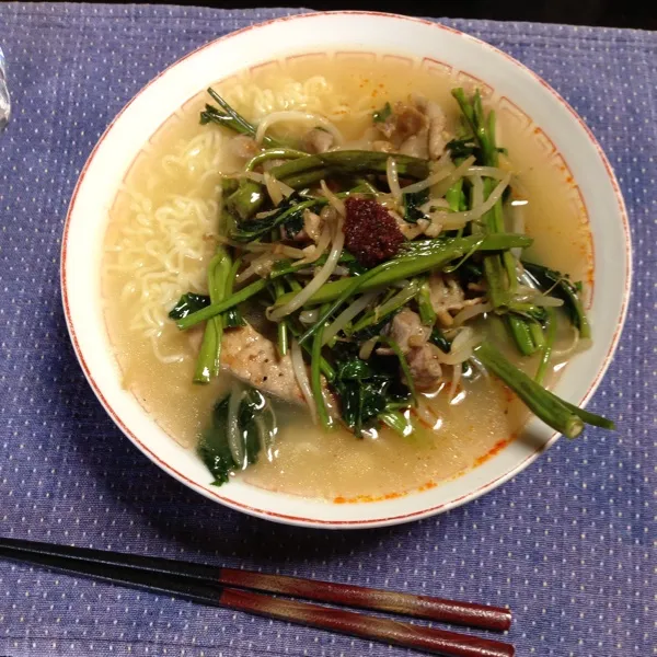 晩ご飯は、簡単に即席ラーメン。空芯菜と豚バラ、モヤシ炒めをのせて、くるくま草の激辛辣油を一サジ。熱い！汗が止まらない！|kyondonさん