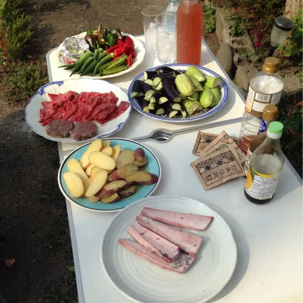 庭でバーベキュー。肉とカツオの腹皮、ピーマン、茄子、シカクマメ、オクラ、じゃがいも、さつまいも、ニンニク。汗だくでいただきました。|kyondonさん