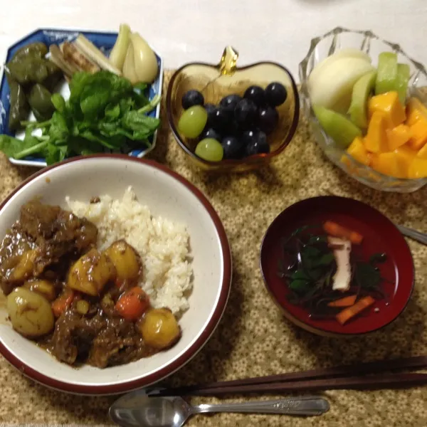 盆カレー、夕べから煮込んでいた牛スジいっぱいのカレー、サラダとツルムラサキのスープ。フルーツいっぱい。|kyondonさん