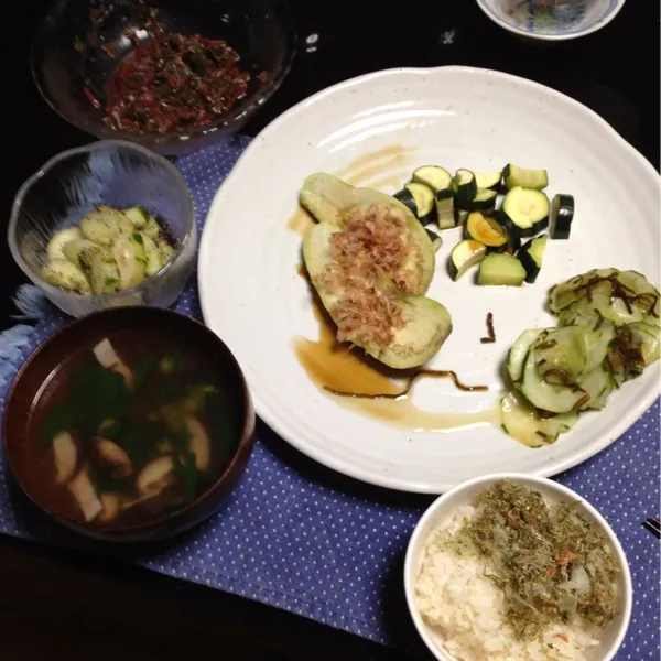 晩ご飯。ナスとズッキーニを蒸し煮。菜園で気づかれずに大きくなっていたキュウリは、浅漬け2種類に。ツルムラサキのスープとトロトロなめろう風。|kyondonさん