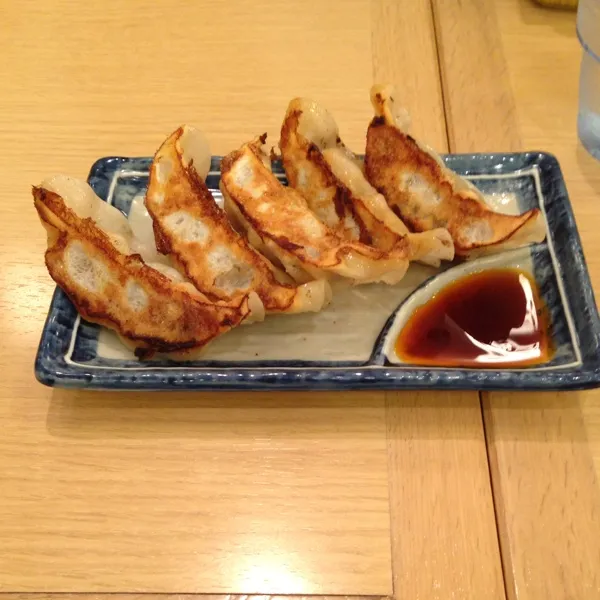 Snapdishの料理写真:黒豚餃子350円。バラ肉炙り焼きラーメン880円。満腹。昼もラーメンと炒飯だった！|kyondonさん