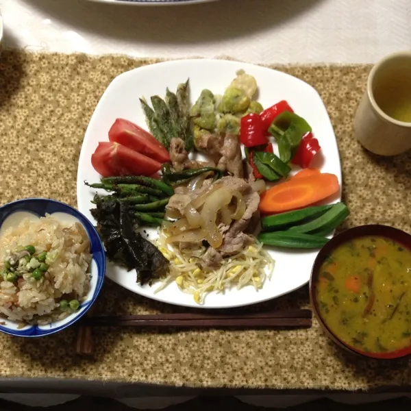 Snapdishの料理写真:朝ご飯。インゲンとソラマメの天ぷら、豚肉炒め、野菜いっぱい。ソラマメとカボチャの味噌汁。|kyondonさん