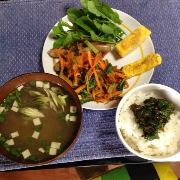 朝ご飯と弁当。卵焼き、ウィンナー、ニンジンと菜っ葉と紫蘇の炒めもの。ミョウガ入り味噌汁。ご飯には、ツルムラサキ。|kyondonさん