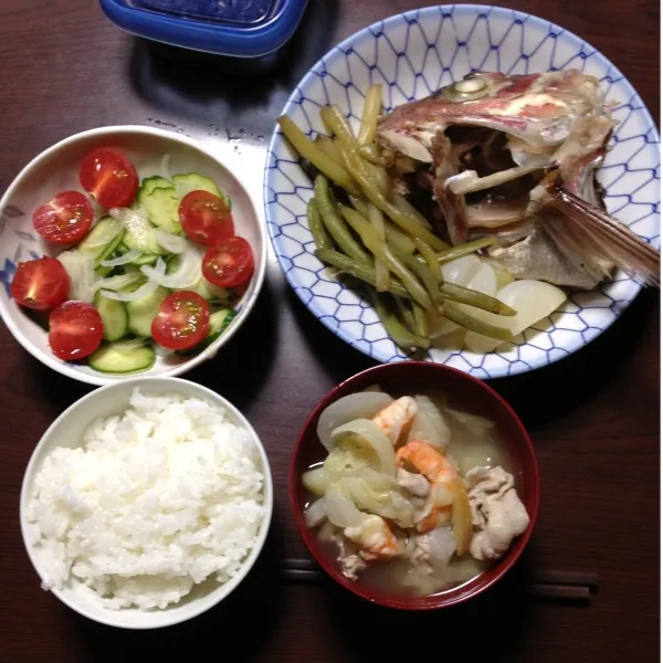 鯛のおかしら、インゲンマメ、ツワ、タマネギの煮付け、豚肉と海老と野菜のスープ？生姜入り！タマネギ、キュウリ、トマトのサラダ。|kyondonさん