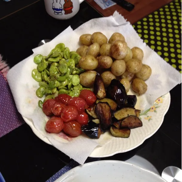 朝ご飯。素揚げした野菜達。豚のバラ肉、モモ肉、らっきょう。付け合せに、らっきょうの塩麹和えに辛子味噌。これから皿に盛付けします。|kyondonさん