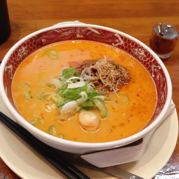 昼ご飯は、ラーメン！担々麺に半チャーハンセット、1229円。辛味味噌、大目に入れたら、結構辛かった。|kyondonさん