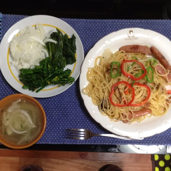 昼ご飯は、パスタ、朝の残りもの、オニオンスープ。|kyondonさん