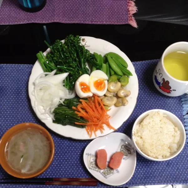 Snapdishの料理写真:ゴールデンウィーク。ゆっくりと朝ご飯。ゆで卵、最後のブロッコリー、ほうれん草、新タマネギ、ニンジン、スナップエンドウ、ソラマメ。オニオンスープ、辛子明太子。いつものミントティー。庭の薔薇を飾ってみた。|kyondonさん