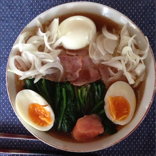 今日の昼ご飯もラーメン。ベーコン、ほうれん草、ゆで卵、新タマネギ、明太子をトッピングした出前一丁。|kyondonさん