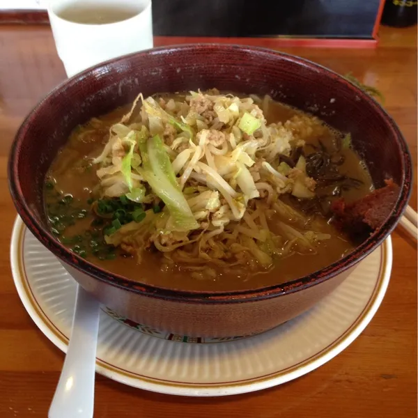 昼ご飯は、味噌ラーメン。ここ特製の辛子ニンニクをたっぷり入れて、いただきま〜す。|kyondonさん